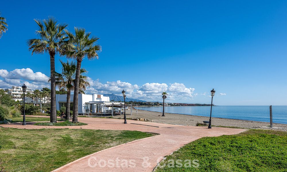 Eigentijds gerenoveerd eerstelijnsstrand Penthouse te koop met panoramisch zeezicht op de New Golden Mile tussen Marbella en Estepona 795137