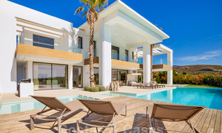 Instapklare, eigentijdse moderne villa te koop met golf- en zeezicht in vijfsterren golfresort in Marbella – Benahavis 35362 