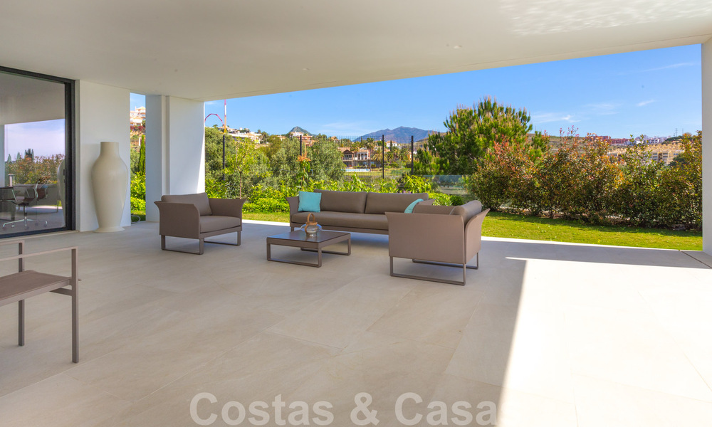 Instapklare, eigentijdse moderne villa te koop met golf- en zeezicht in vijfsterren golfresort in Marbella – Benahavis 35370