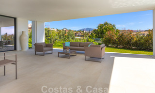 Instapklare, eigentijdse moderne villa te koop met golf- en zeezicht in vijfsterren golfresort in Marbella – Benahavis 35370 