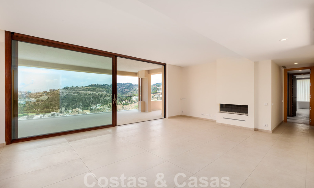 Instapklaar, nieuw penthouse te koop met panoramisch zeezicht te koop in een prachtig meer- en golfresort in Benahavis - Marbella 35458