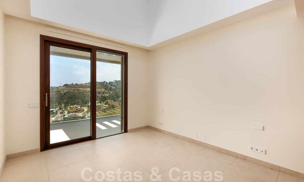 Instapklaar, nieuw penthouse te koop met panoramisch zeezicht te koop in een prachtig meer- en golfresort in Benahavis - Marbella 35469