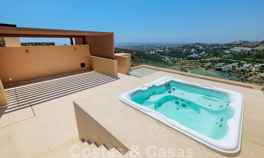Instapklaar, nieuw penthouse te koop met panoramisch zeezicht te koop in een prachtig meer- en golfresort in Benahavis - Marbella 35479