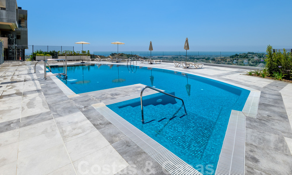 Instapklaar, nieuw penthouse te koop met panoramisch zeezicht te koop in een prachtig meer- en golfresort in Benahavis - Marbella 35489