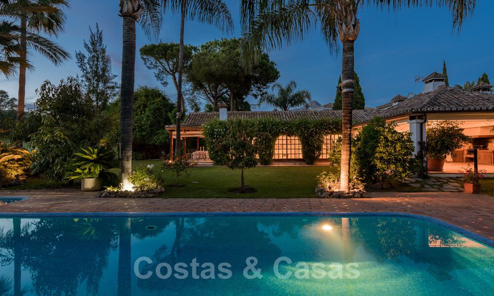 Romantische eerstelijns golf villa te koop in Nueva Andalucia, Marbella met prachtig uitzicht op de golfbaan 35524