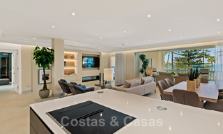 Exclusief appartement te koop met zeezicht in een eerstelijnsstrandcomplex aan de New Golden Mile, Marbella - Estepona 35560 