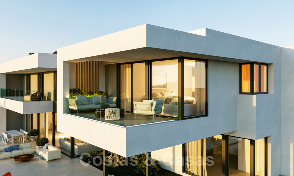 Moderne luxevilla te koop met panoramisch zeezicht aan de New Golden Mile tussen Marbella en Estepona. Instapklaar. 35588