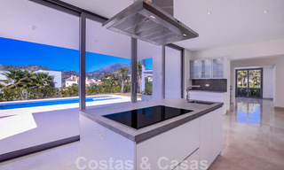Instapklare, nieuwe moderne luxevilla te koop in Marbella - Benahavis in een afgesloten en beveiligde woonwijk 35641 