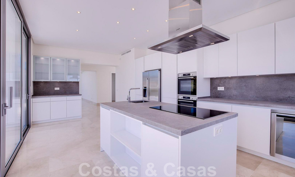 Instapklare, nieuwe moderne luxevilla te koop in Marbella - Benahavis in een afgesloten en beveiligde woonwijk 35642