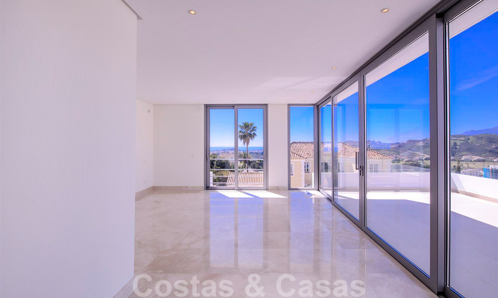Instapklare, nieuwe moderne luxevilla te koop in Marbella - Benahavis in een afgesloten en beveiligde woonwijk 35644