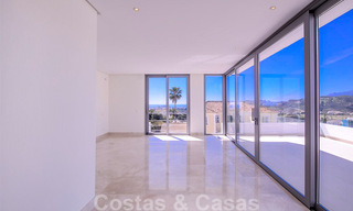 Instapklare, nieuwe moderne luxevilla te koop in Marbella - Benahavis in een afgesloten en beveiligde woonwijk 35644 