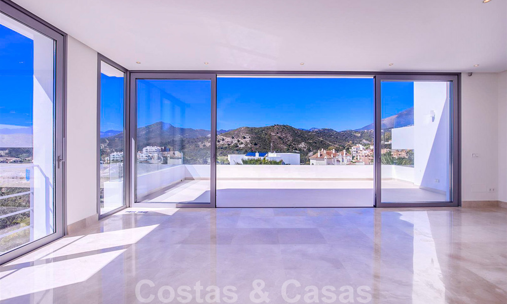 Instapklare, nieuwe moderne luxevilla te koop in Marbella - Benahavis in een afgesloten en beveiligde woonwijk 35646