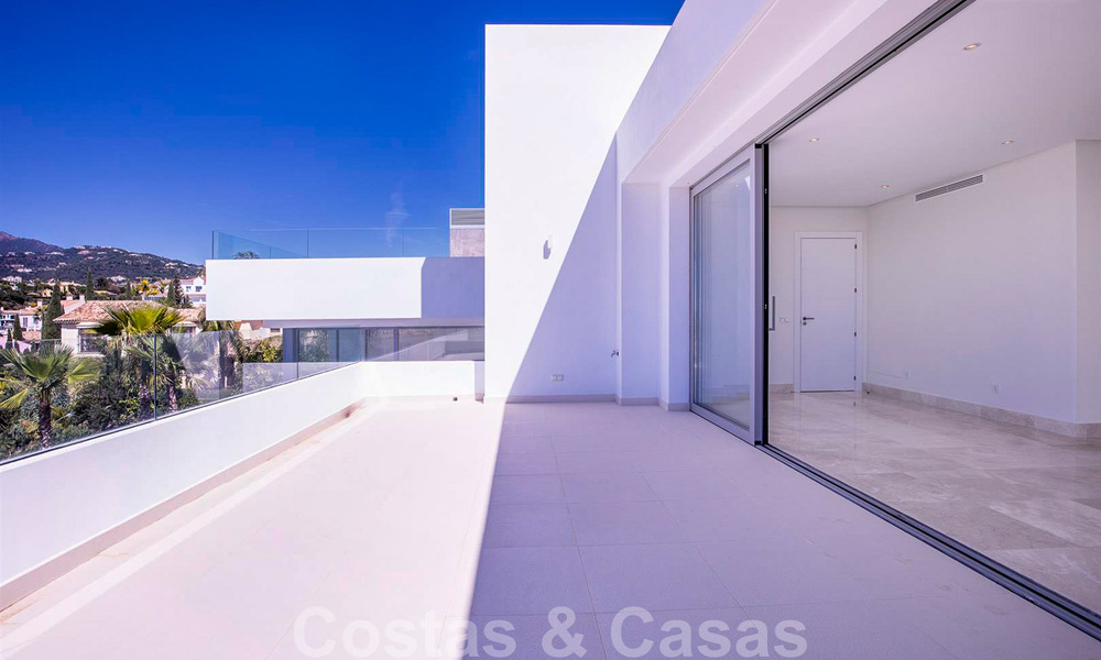 Instapklare, nieuwe moderne luxevilla te koop in Marbella - Benahavis in een afgesloten en beveiligde woonwijk 35647