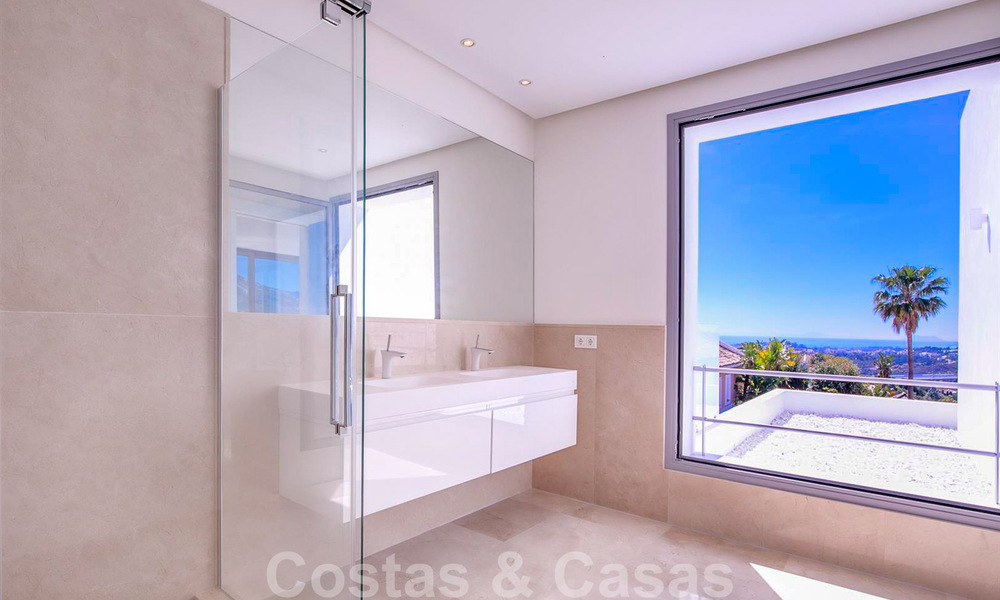 Instapklare, nieuwe moderne luxevilla te koop in Marbella - Benahavis in een afgesloten en beveiligde woonwijk 35648