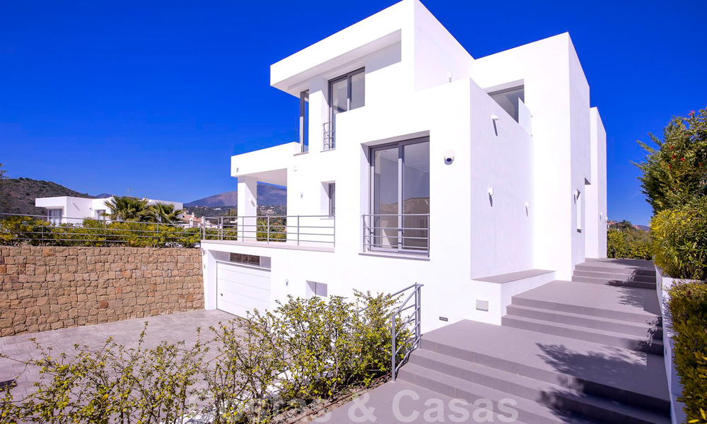 Instapklare, nieuwe moderne luxevilla te koop in Marbella - Benahavis in een afgesloten en beveiligde woonwijk 35653