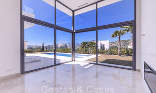 Instapklare, nieuwe moderne luxevilla te koop in Marbella - Benahavis in een afgesloten en beveiligde woonwijk 35654 