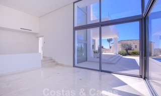 Instapklare, nieuwe moderne luxevilla te koop in Marbella - Benahavis in een afgesloten en beveiligde woonwijk 35655 