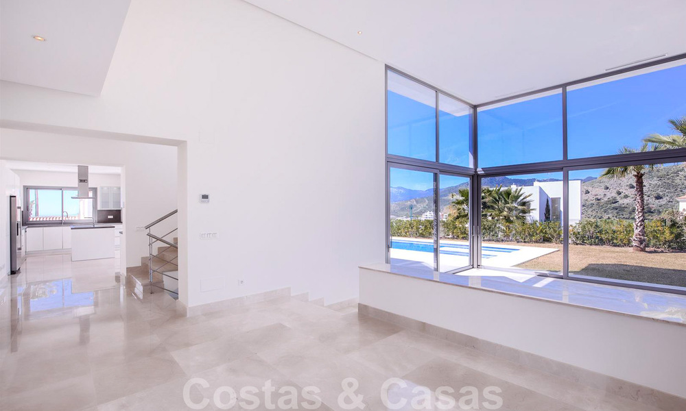 Instapklare, nieuwe moderne luxevilla te koop in Marbella - Benahavis in een afgesloten en beveiligde woonwijk 35656