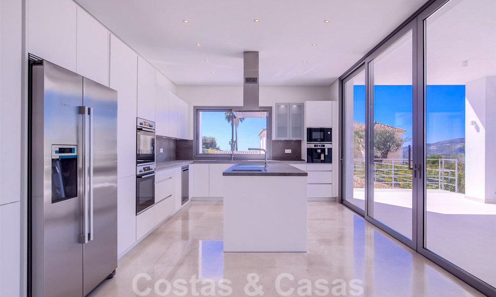 Instapklare, nieuwe moderne luxevilla te koop in Marbella - Benahavis in een afgesloten en beveiligde woonwijk 35658