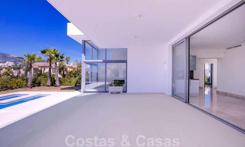 Instapklare, nieuwe moderne luxevilla te koop in Marbella - Benahavis in een afgesloten en beveiligde woonwijk 35659