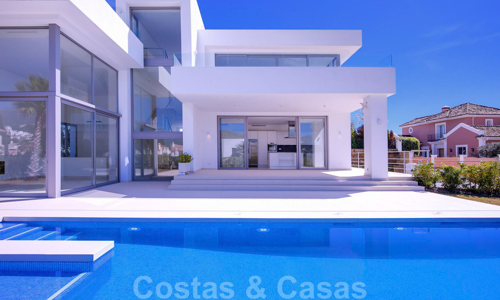 Instapklare, nieuwe moderne luxevilla te koop in Marbella - Benahavis in een afgesloten en beveiligde woonwijk 35660