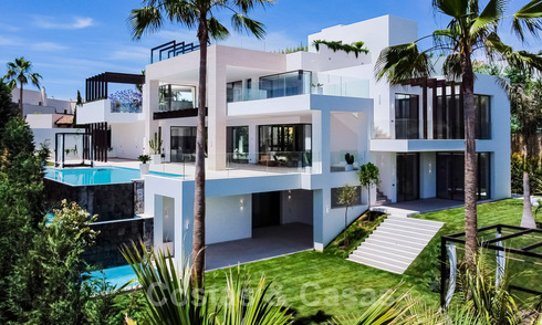 Instapklare, nieuwe moderne villa te koop met zeezicht vanaf ieder niveau in een vijfsterren golfresort in Marbella - Benahavis 35722
