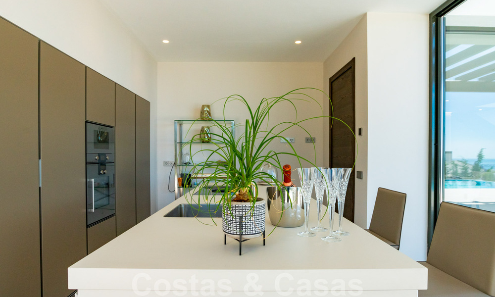 Instapklare, nieuwe moderne villa te koop met zeezicht vanaf ieder niveau in een vijfsterren golfresort in Marbella - Benahavis 35723