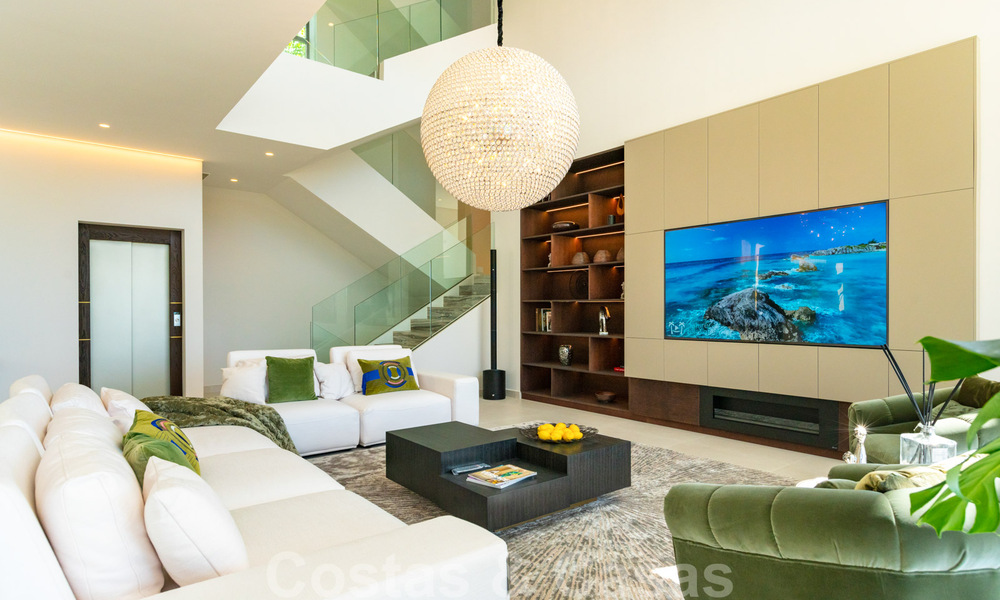 Instapklare, nieuwe moderne villa te koop met zeezicht vanaf ieder niveau in een vijfsterren golfresort in Marbella - Benahavis 35730