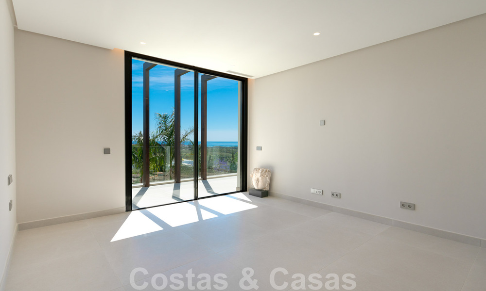Instapklare, nieuwe moderne villa te koop met zeezicht vanaf ieder niveau in een vijfsterren golfresort in Marbella - Benahavis 35736