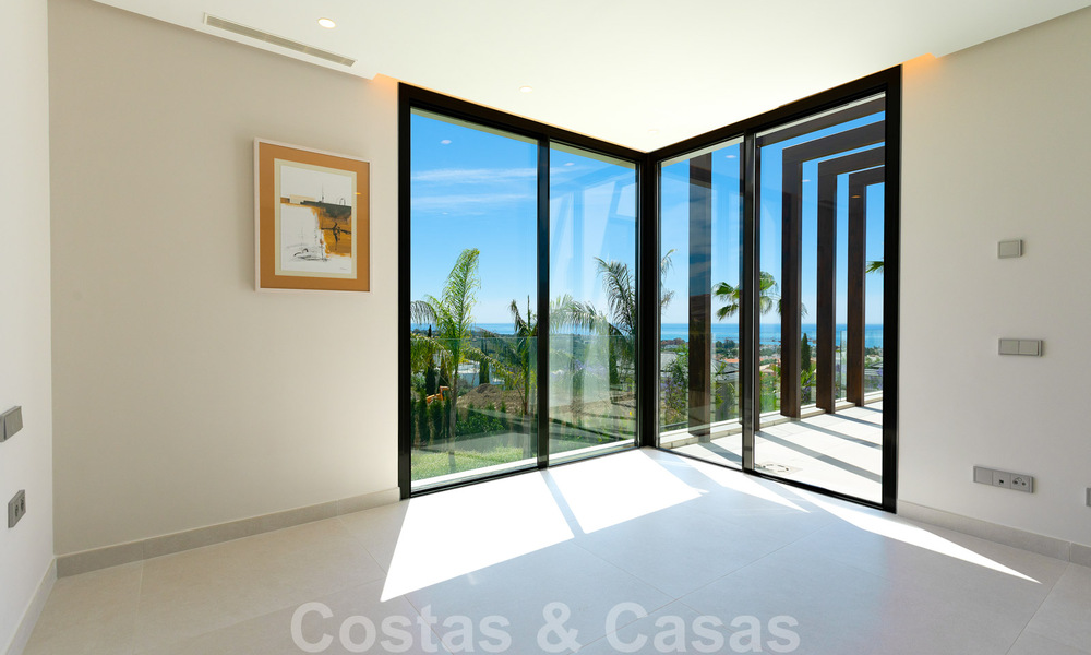 Instapklare, nieuwe moderne villa te koop met zeezicht vanaf ieder niveau in een vijfsterren golfresort in Marbella - Benahavis 35738