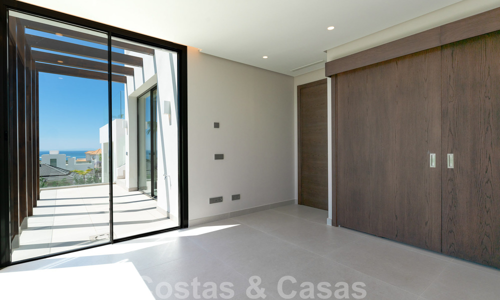Instapklare, nieuwe moderne villa te koop met zeezicht vanaf ieder niveau in een vijfsterren golfresort in Marbella - Benahavis 35739
