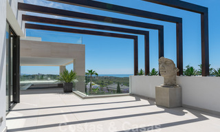 Instapklare, nieuwe moderne villa te koop met zeezicht vanaf ieder niveau in een vijfsterren golfresort in Marbella - Benahavis 35749 