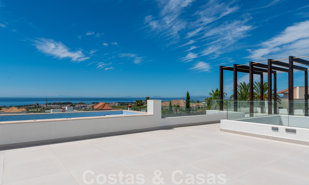 Instapklare, nieuwe moderne villa te koop met zeezicht vanaf ieder niveau in een vijfsterren golfresort in Marbella - Benahavis 35751