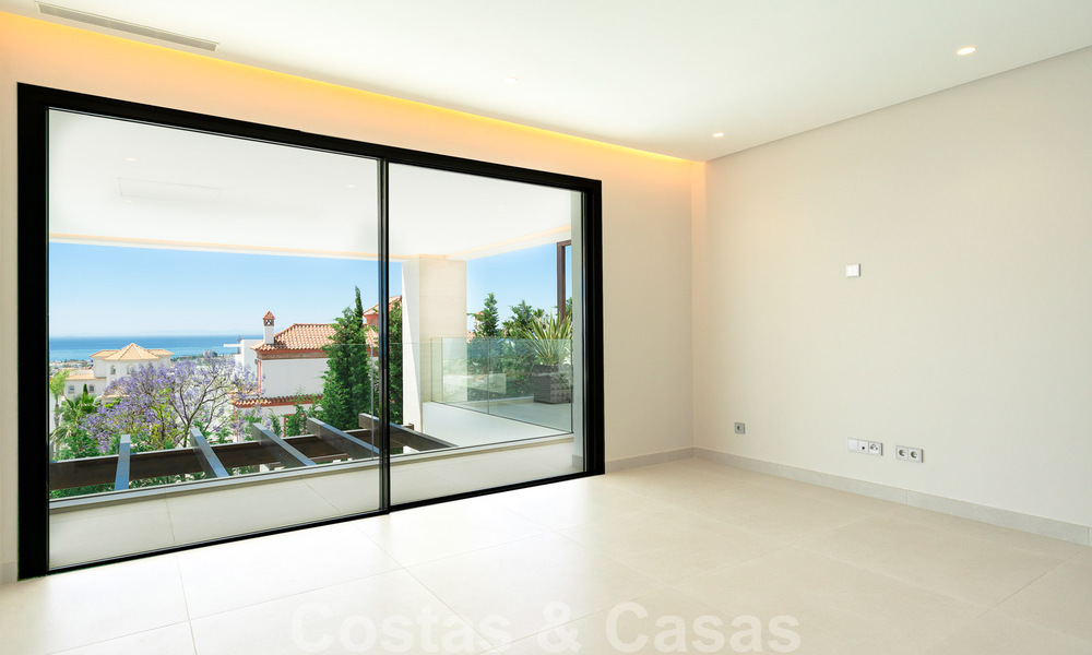 Instapklare, nieuwe moderne villa te koop met zeezicht vanaf ieder niveau in een vijfsterren golfresort in Marbella - Benahavis 35754