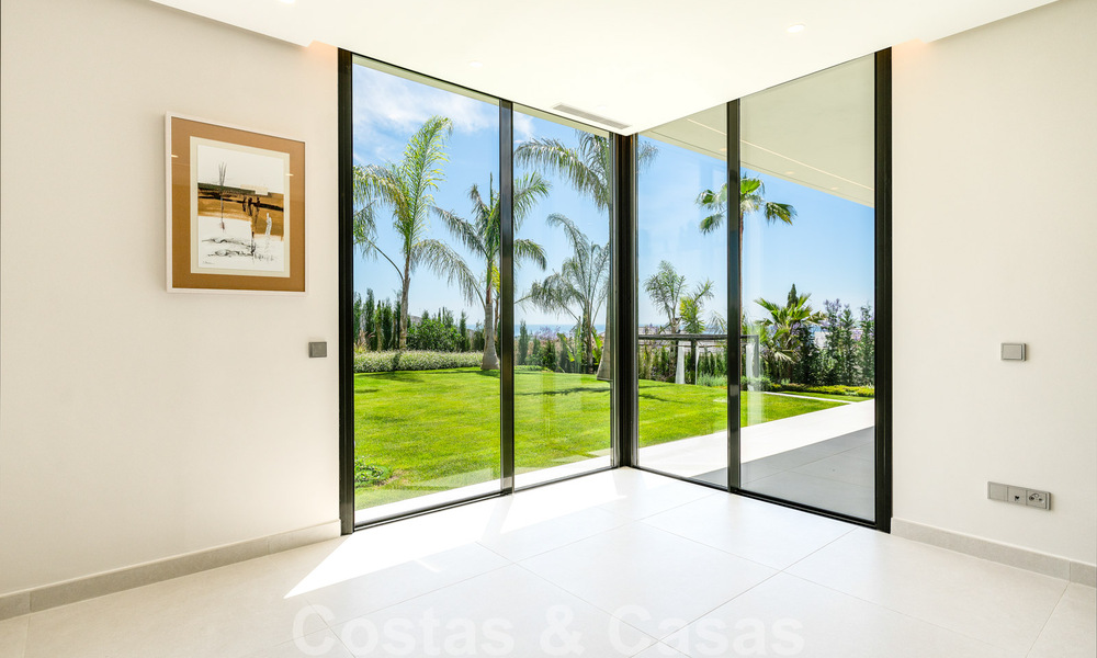 Instapklare, nieuwe moderne villa te koop met zeezicht vanaf ieder niveau in een vijfsterren golfresort in Marbella - Benahavis 35756