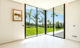Instapklare, nieuwe moderne villa te koop met zeezicht vanaf ieder niveau in een vijfsterren golfresort in Marbella - Benahavis 35756 