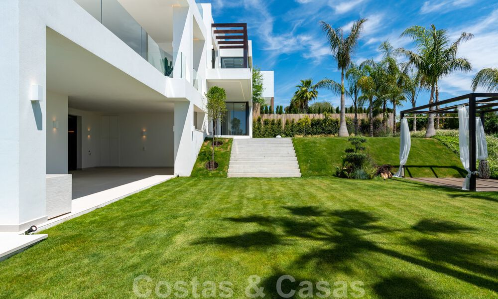 Instapklare, nieuwe moderne villa te koop met zeezicht vanaf ieder niveau in een vijfsterren golfresort in Marbella - Benahavis 35760
