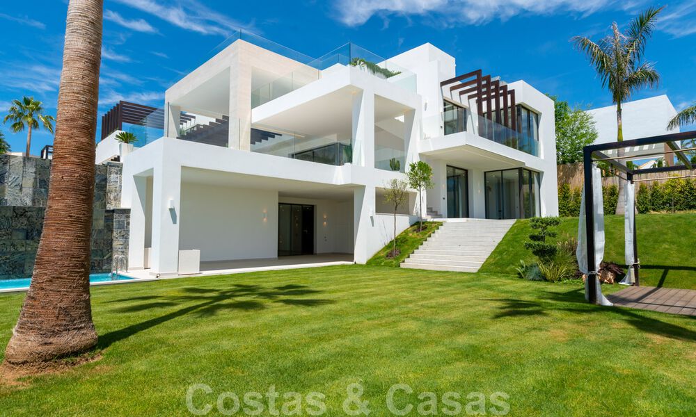 Instapklare, nieuwe moderne villa te koop met zeezicht vanaf ieder niveau in een vijfsterren golfresort in Marbella - Benahavis 35761