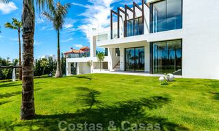 Instapklare, nieuwe moderne villa te koop met zeezicht vanaf ieder niveau in een vijfsterren golfresort in Marbella - Benahavis 35763 