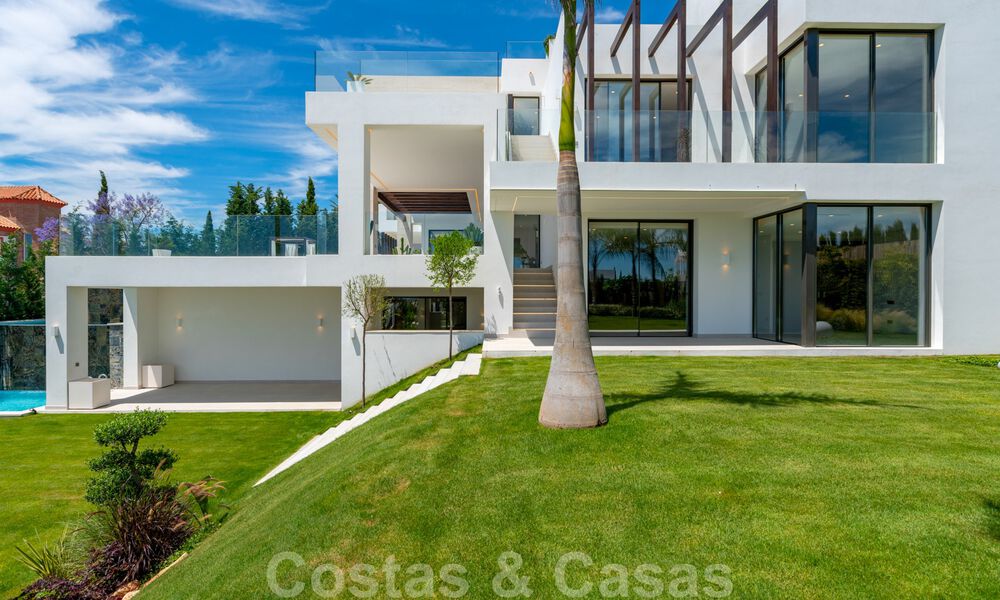 Instapklare, nieuwe moderne villa te koop met zeezicht vanaf ieder niveau in een vijfsterren golfresort in Marbella - Benahavis 35764