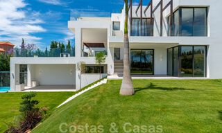 Instapklare, nieuwe moderne villa te koop met zeezicht vanaf ieder niveau in een vijfsterren golfresort in Marbella - Benahavis 35764 