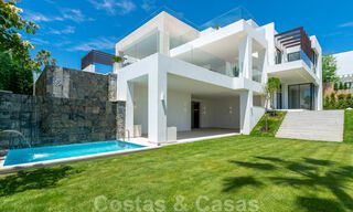 Instapklare, nieuwe moderne villa te koop met zeezicht vanaf ieder niveau in een vijfsterren golfresort in Marbella - Benahavis 35771 