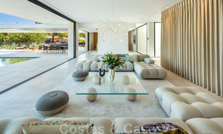 Sensationele nieuwe moderne luxevilla te koop met zeezicht in “gated” El Madroñal in het gebied van Marbella - Benahavis 35930 