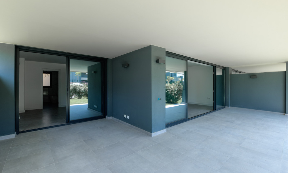 Instapklaar, nieuw modern appartement te koop in golfresort tussen Marbella en Estepona. Sterk verlaagd in prijs. 35973