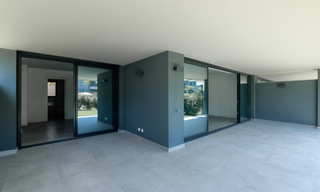 Instapklaar, nieuw modern appartement te koop in golfresort tussen Marbella en Estepona. Sterk verlaagd in prijs. 35973 