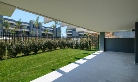 Instapklaar, nieuw modern appartement te koop in golfresort tussen Marbella en Estepona. Sterk verlaagd in prijs. 35974
