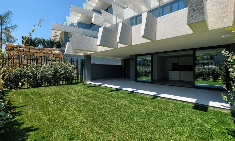 Instapklaar, nieuw modern appartement te koop in golfresort tussen Marbella en Estepona. Sterk verlaagd in prijs. 35977