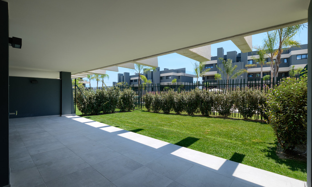 Instapklaar, nieuw modern appartement te koop in golfresort tussen Marbella en Estepona. Sterk verlaagd in prijs. 35978