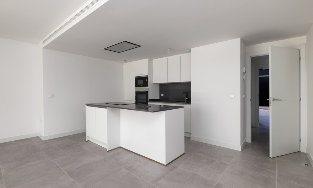Instapklaar, nieuw modern appartement te koop in golfresort tussen Marbella en Estepona. Sterk verlaagd in prijs. 35980