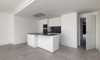 Instapklaar, nieuw modern appartement te koop in golfresort tussen Marbella en Estepona. Sterk verlaagd in prijs. 35980 